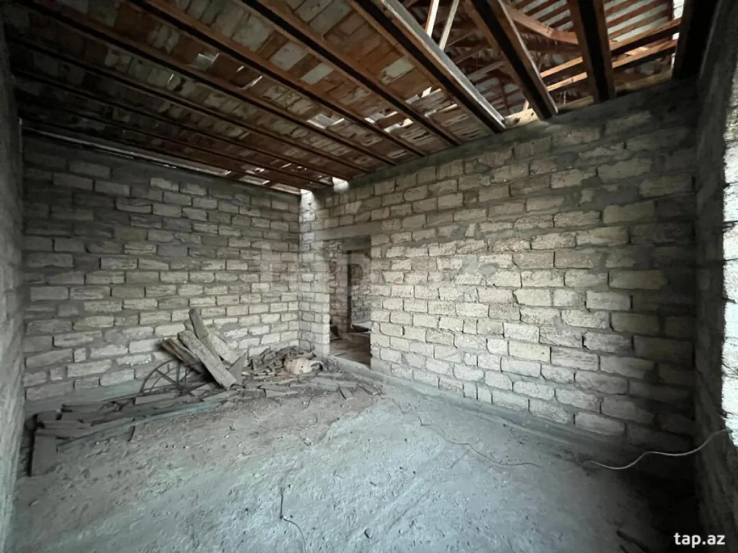 Satılır 8 otaqlı həyət evi