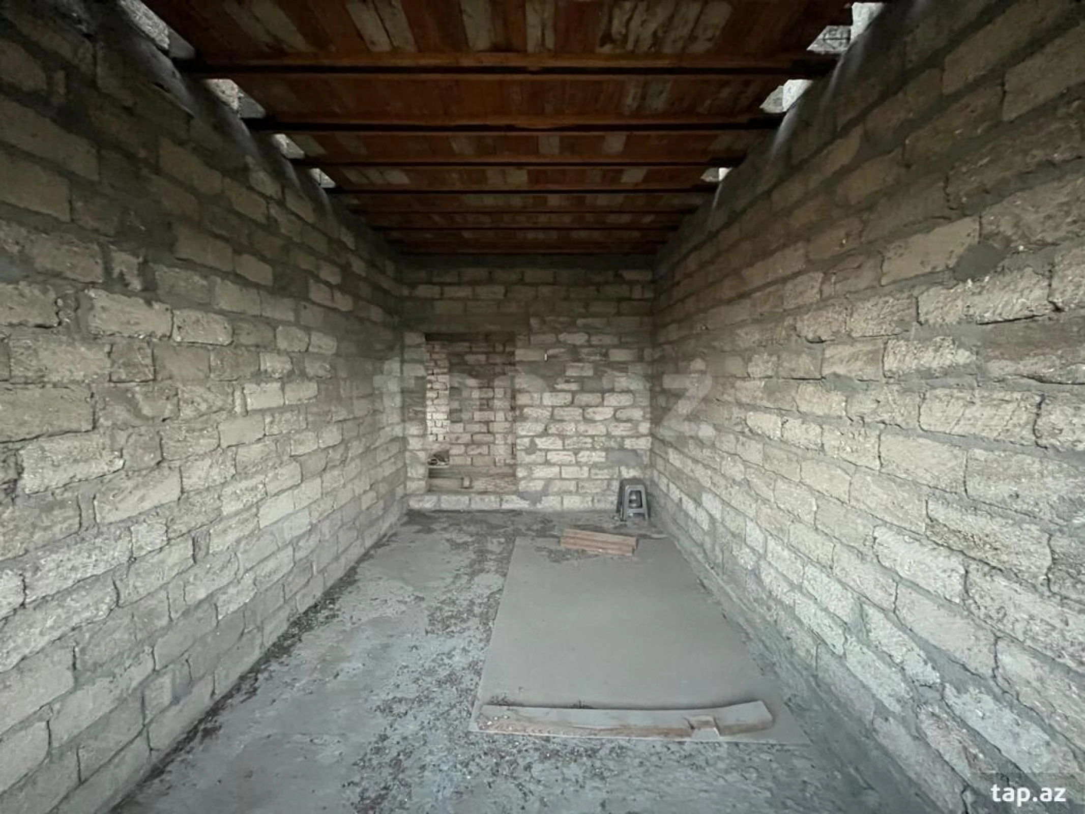 Satılır 8 otaqlı həyət evi