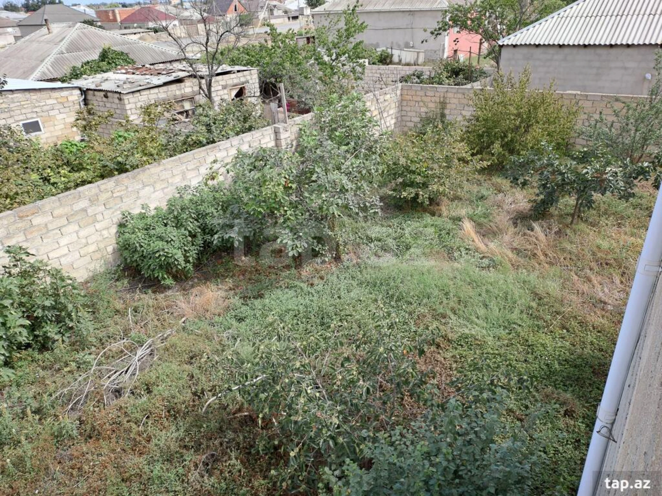 Satılır 8 otaqlı həyət evi