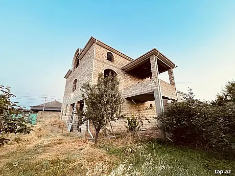 Satılır 8 otaqlı həyət evi