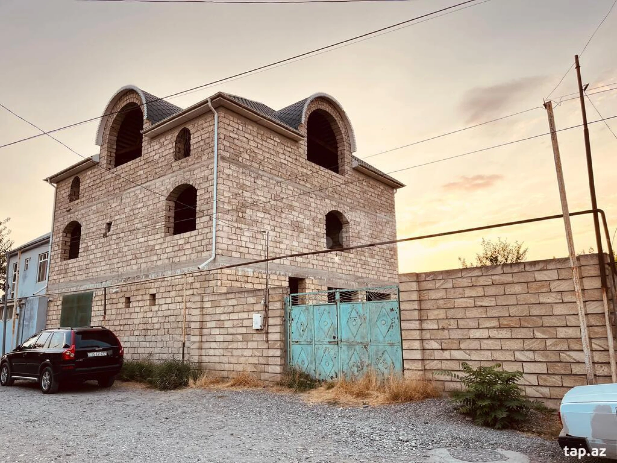 Satılır 8 otaqlı həyət evi