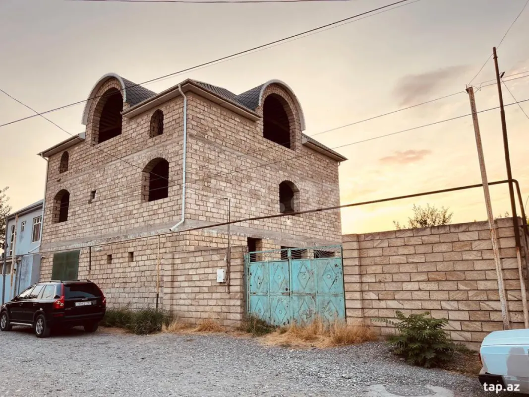 Satılır 8 otaqlı həyət evi