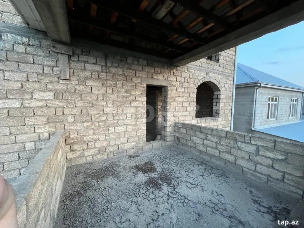 Satılır 8 otaqlı həyət evi