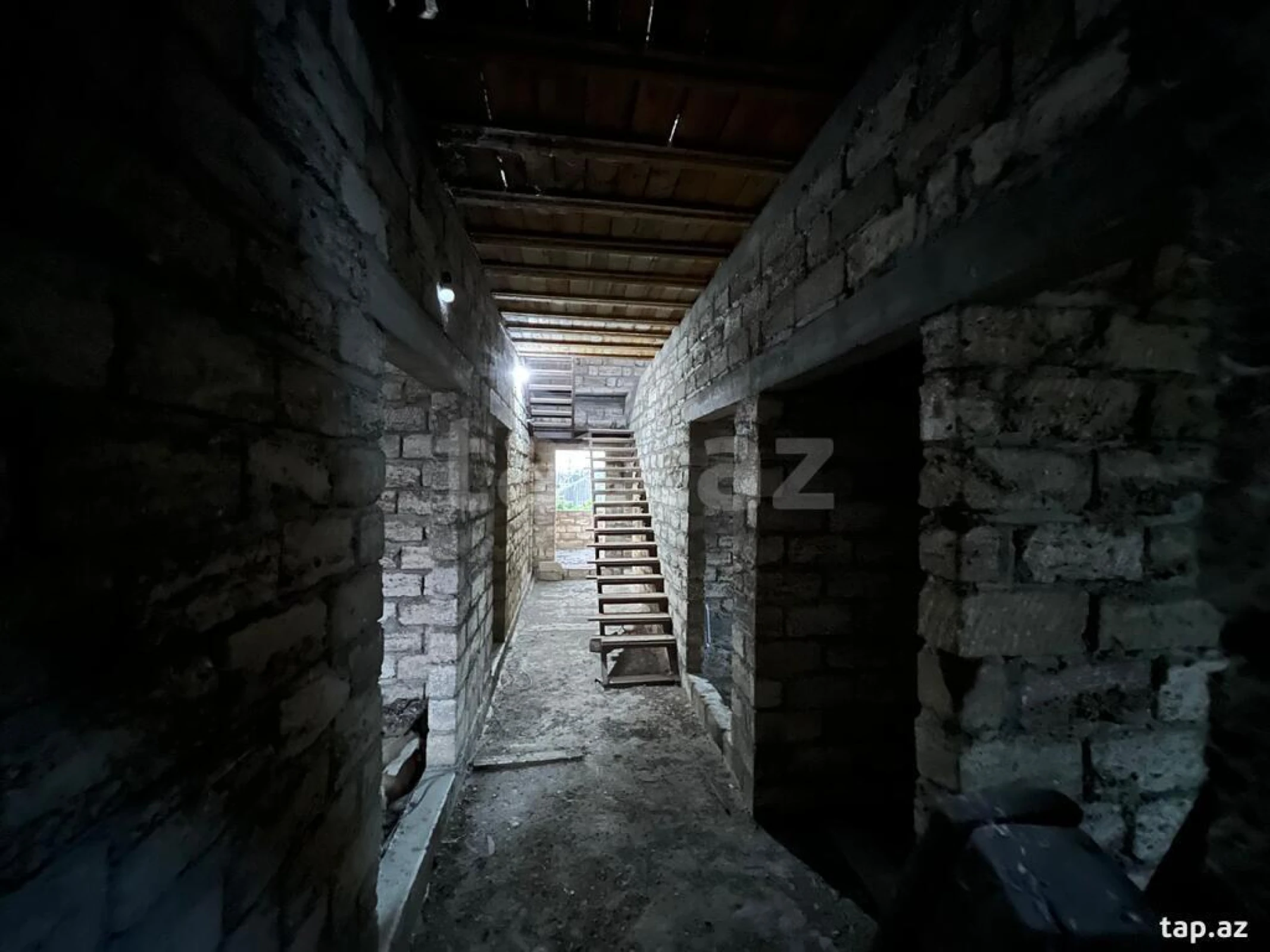 Satılır 8 otaqlı həyət evi