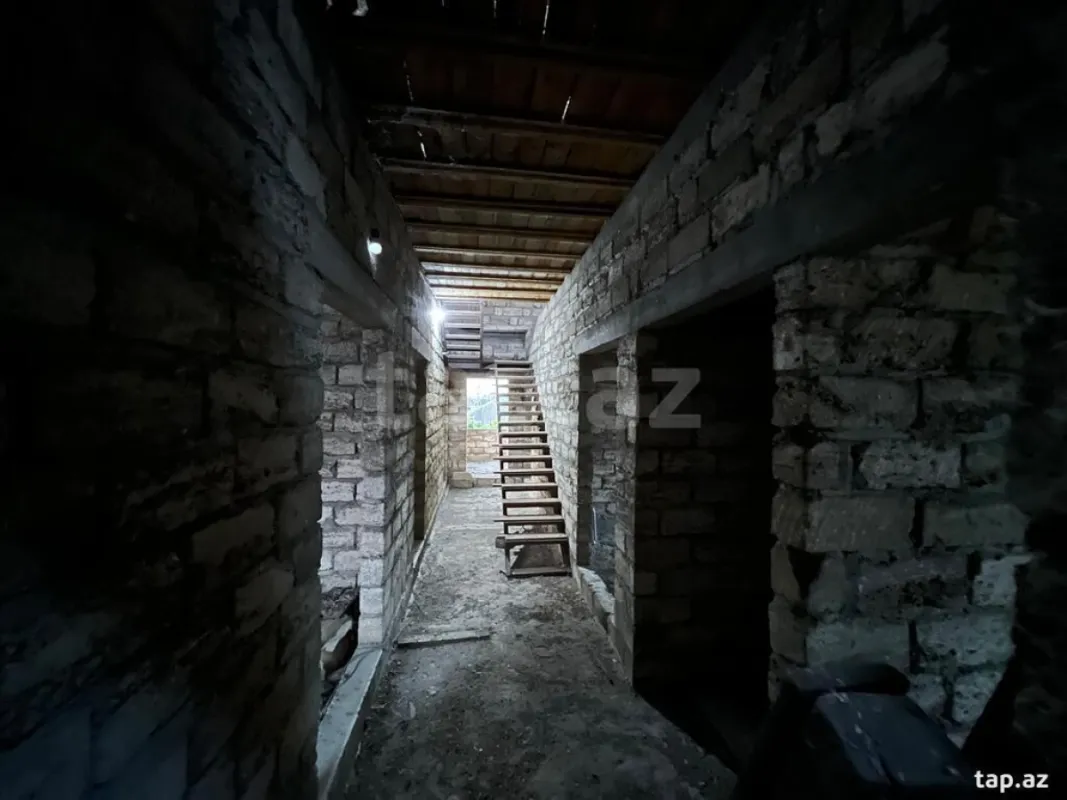 Satılır 8 otaqlı həyət evi