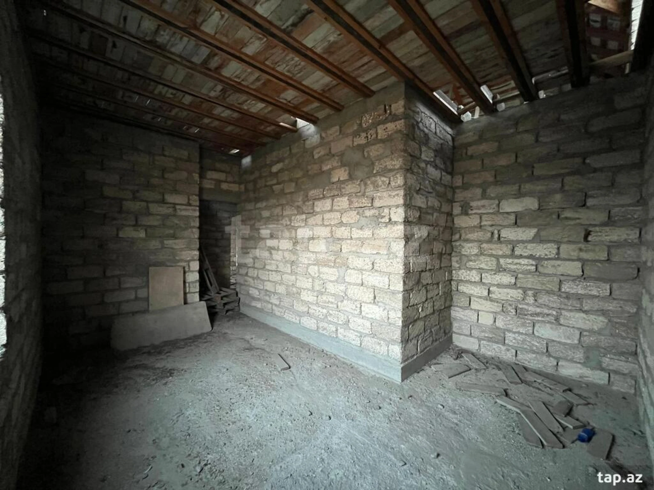 Satılır 8 otaqlı həyət evi