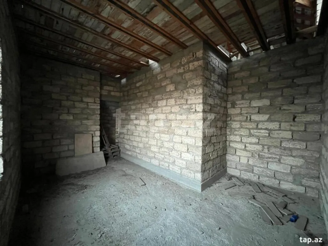 Satılır 8 otaqlı həyət evi