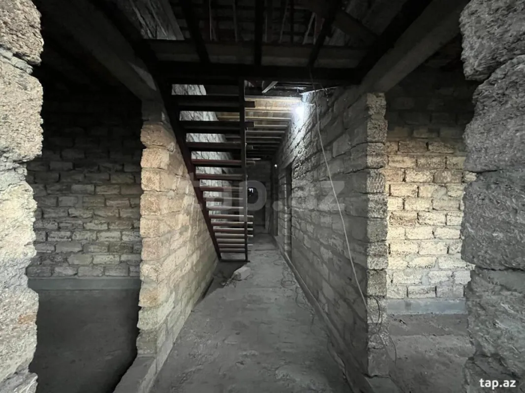 Satılır 8 otaqlı həyət evi