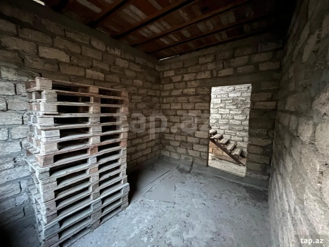 Satılır 8 otaqlı həyət evi