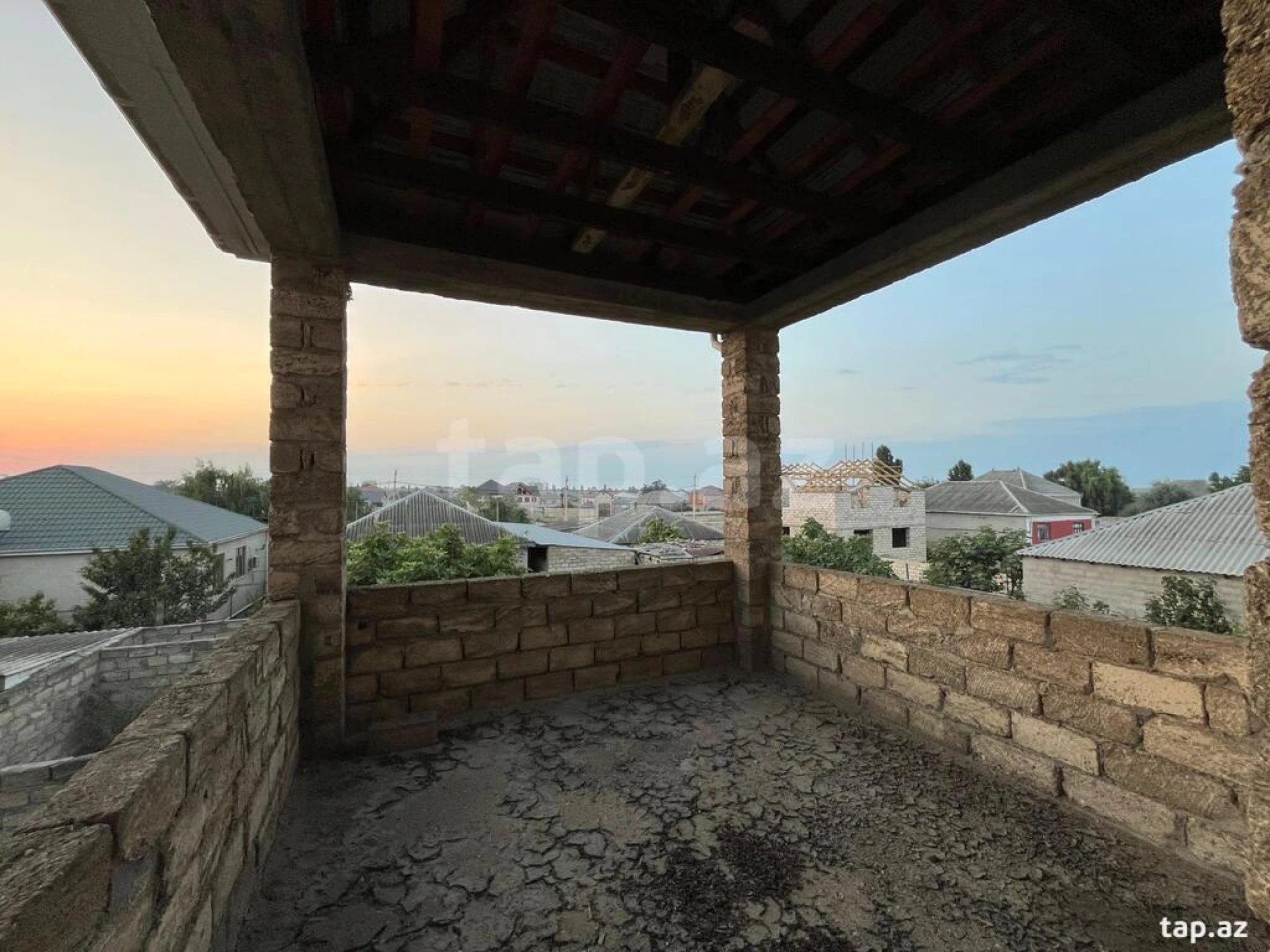 Satılır 8 otaqlı həyət evi