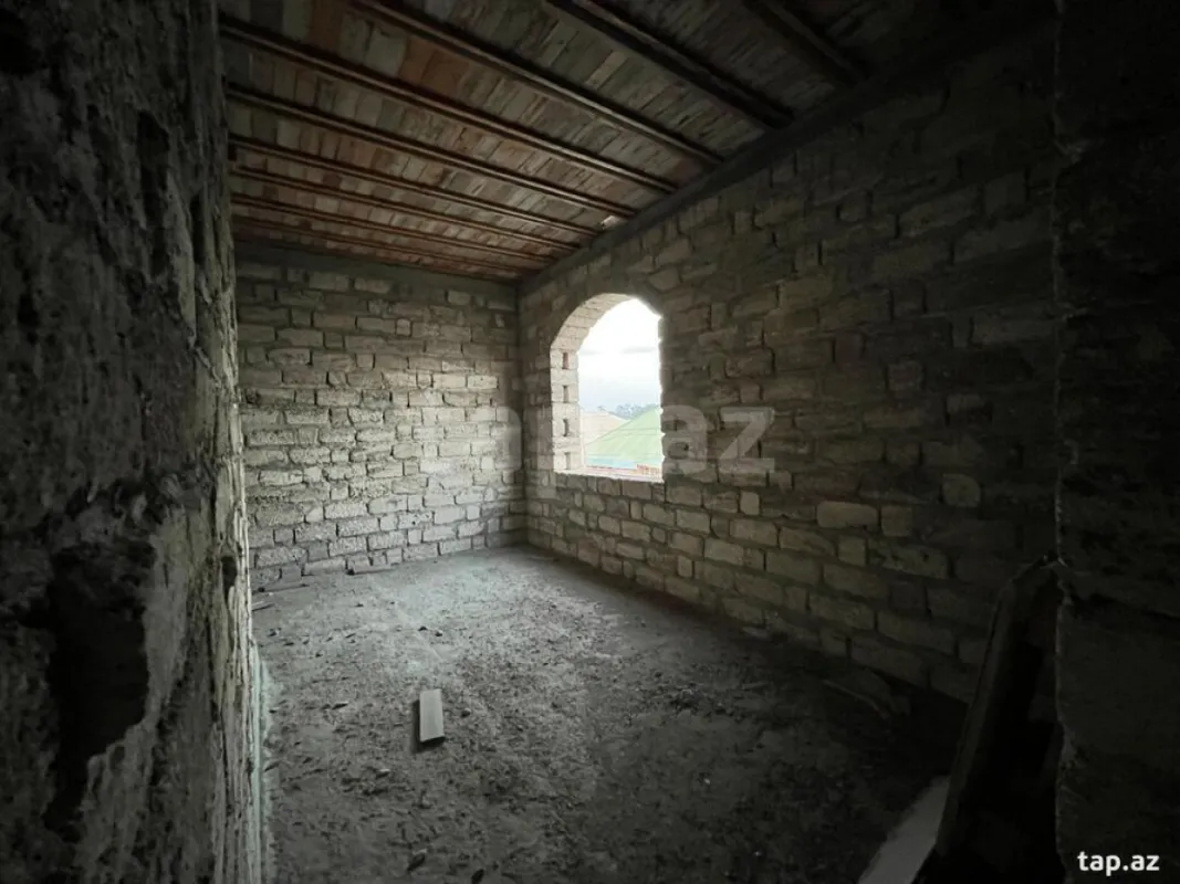 Satılır 8 otaqlı həyət evi