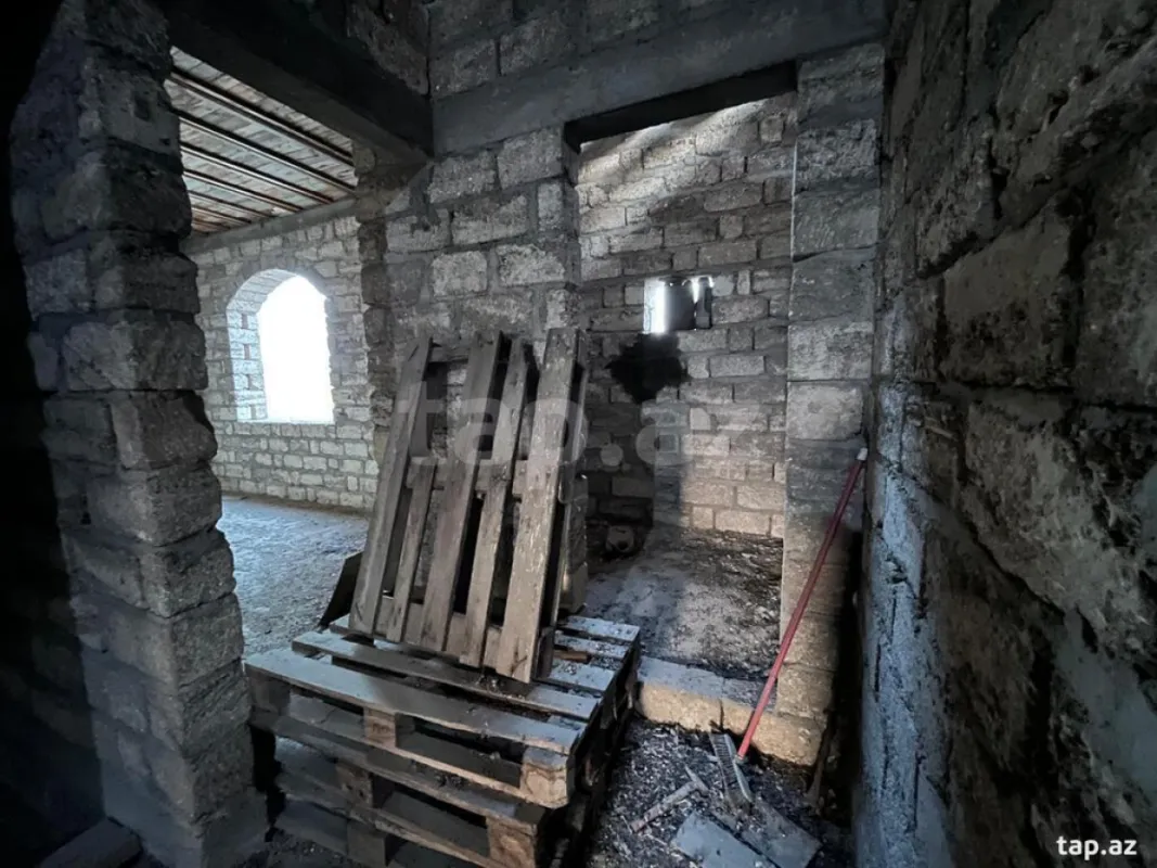 Satılır 8 otaqlı həyət evi