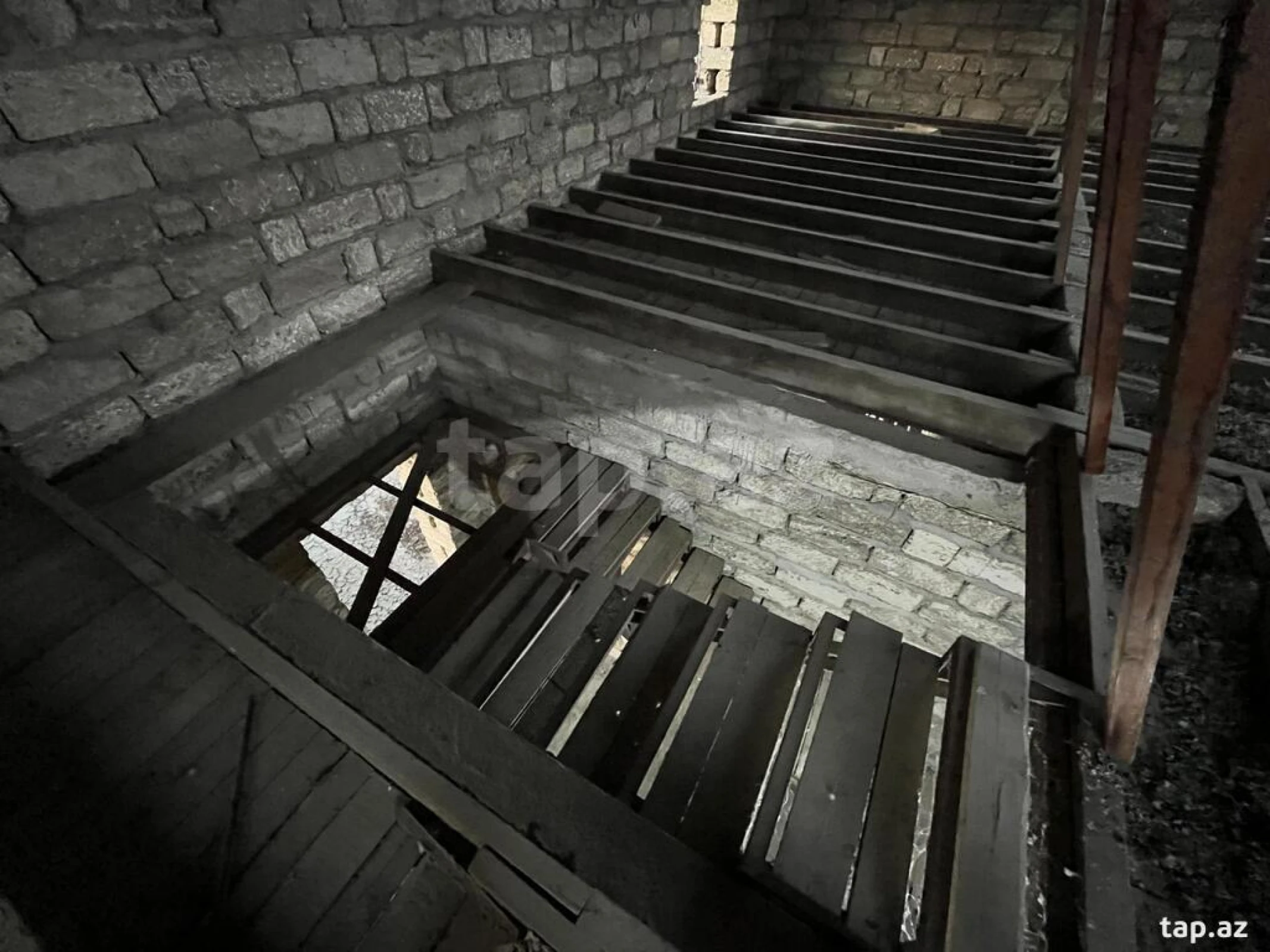 Satılır 8 otaqlı həyət evi