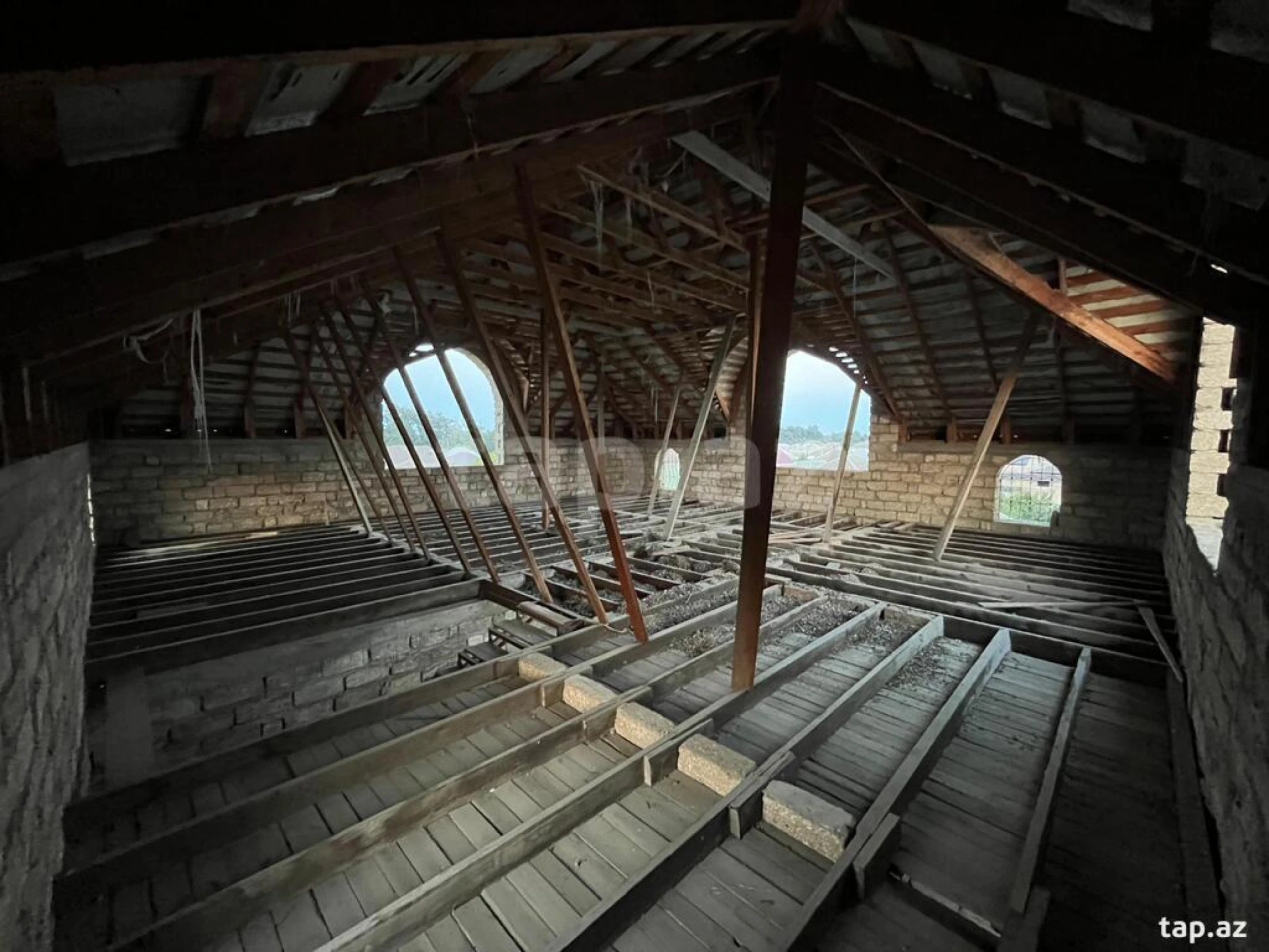 Satılır 8 otaqlı həyət evi