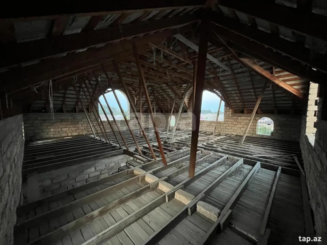 Satılır 8 otaqlı həyət evi