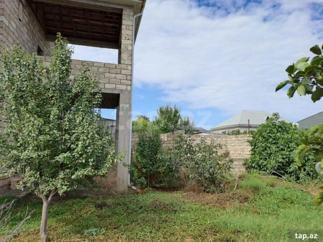 Satılır 8 otaqlı həyət evi