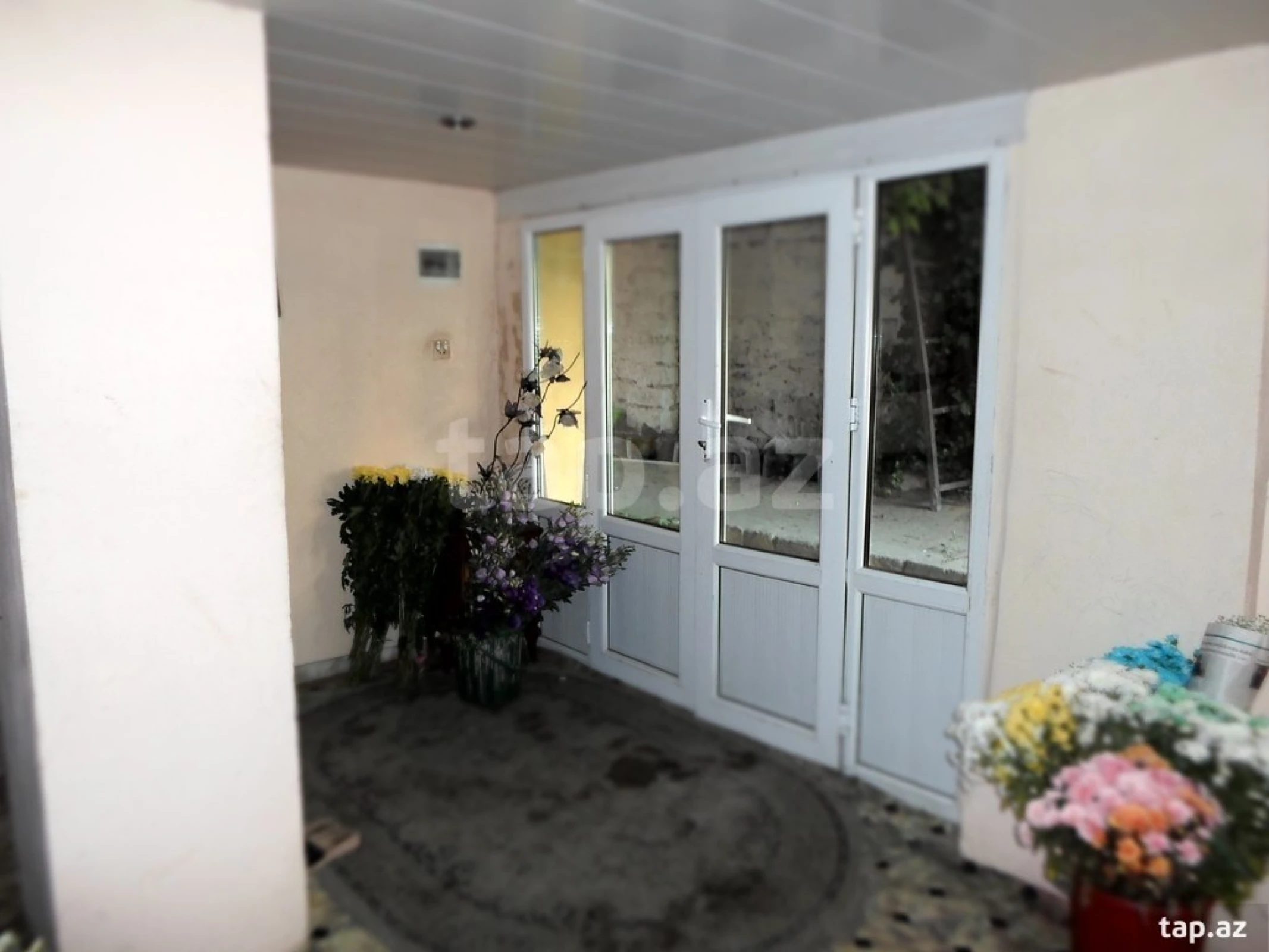 Satılır 8 otaqlı həyət evi