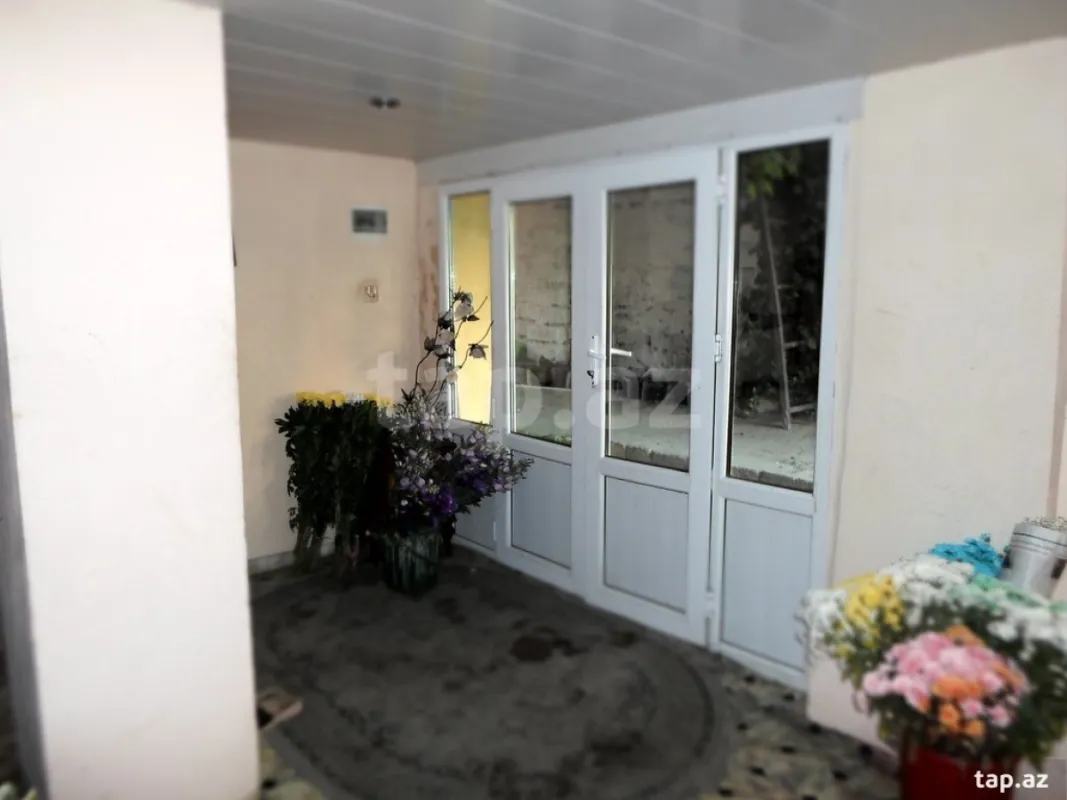 Satılır 8 otaqlı həyət evi