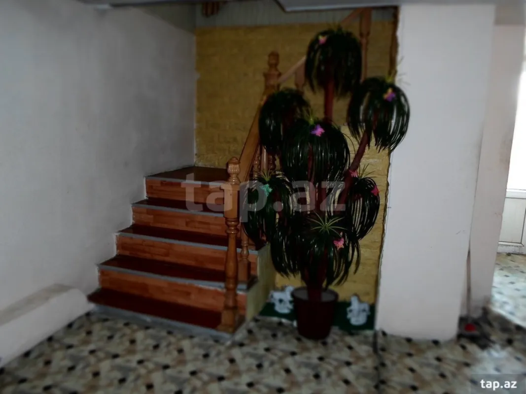 Satılır 8 otaqlı həyət evi