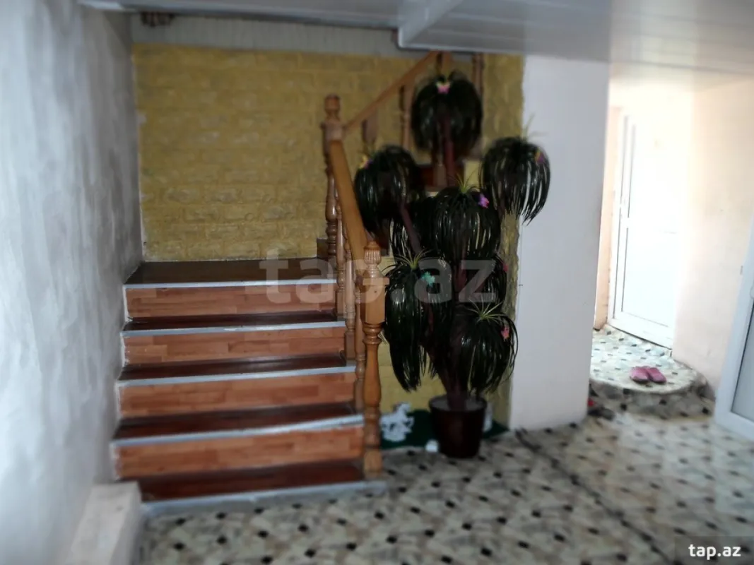 Satılır 8 otaqlı həyət evi