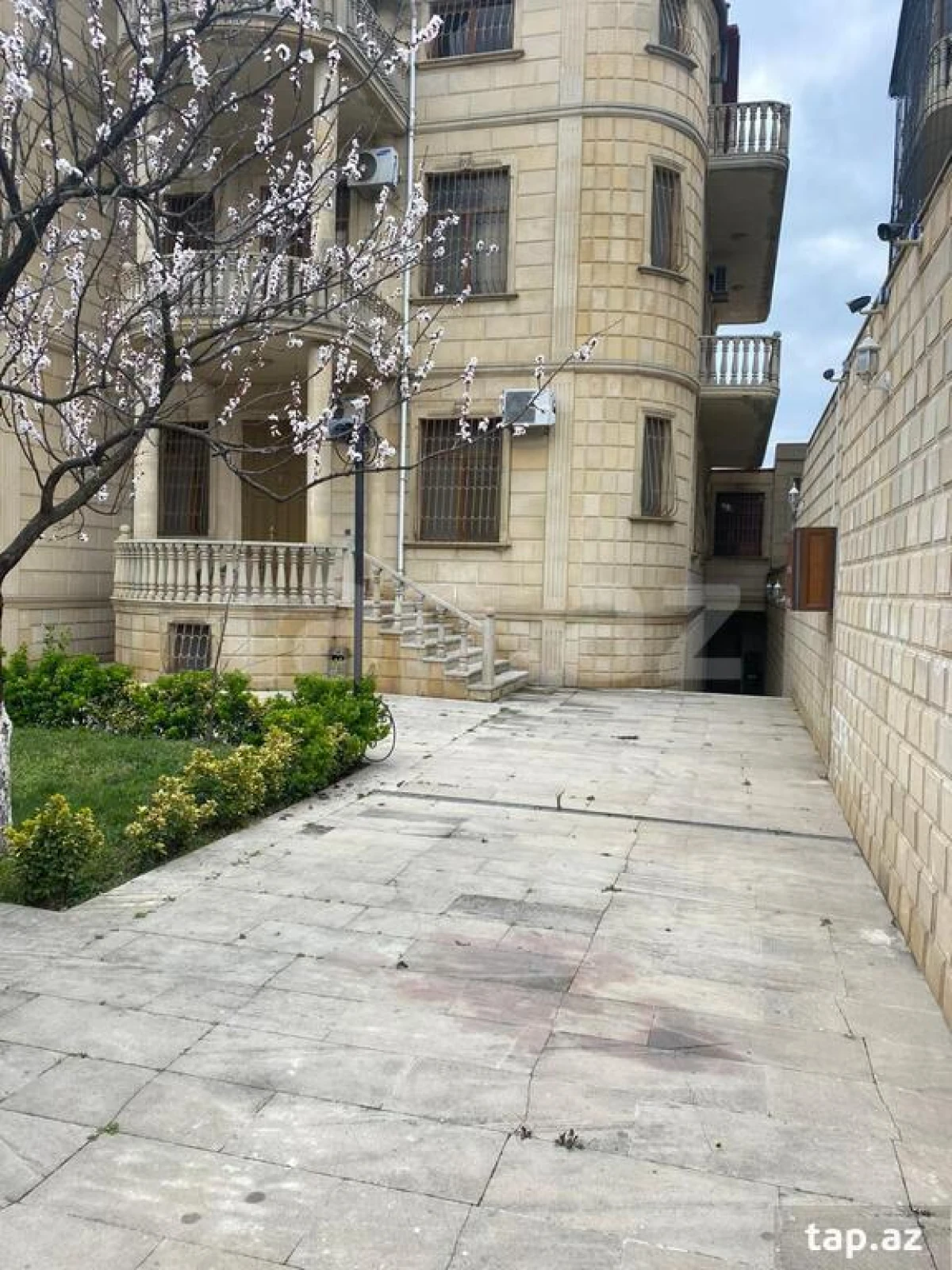 Satılır 7 otaqlı həyət evi