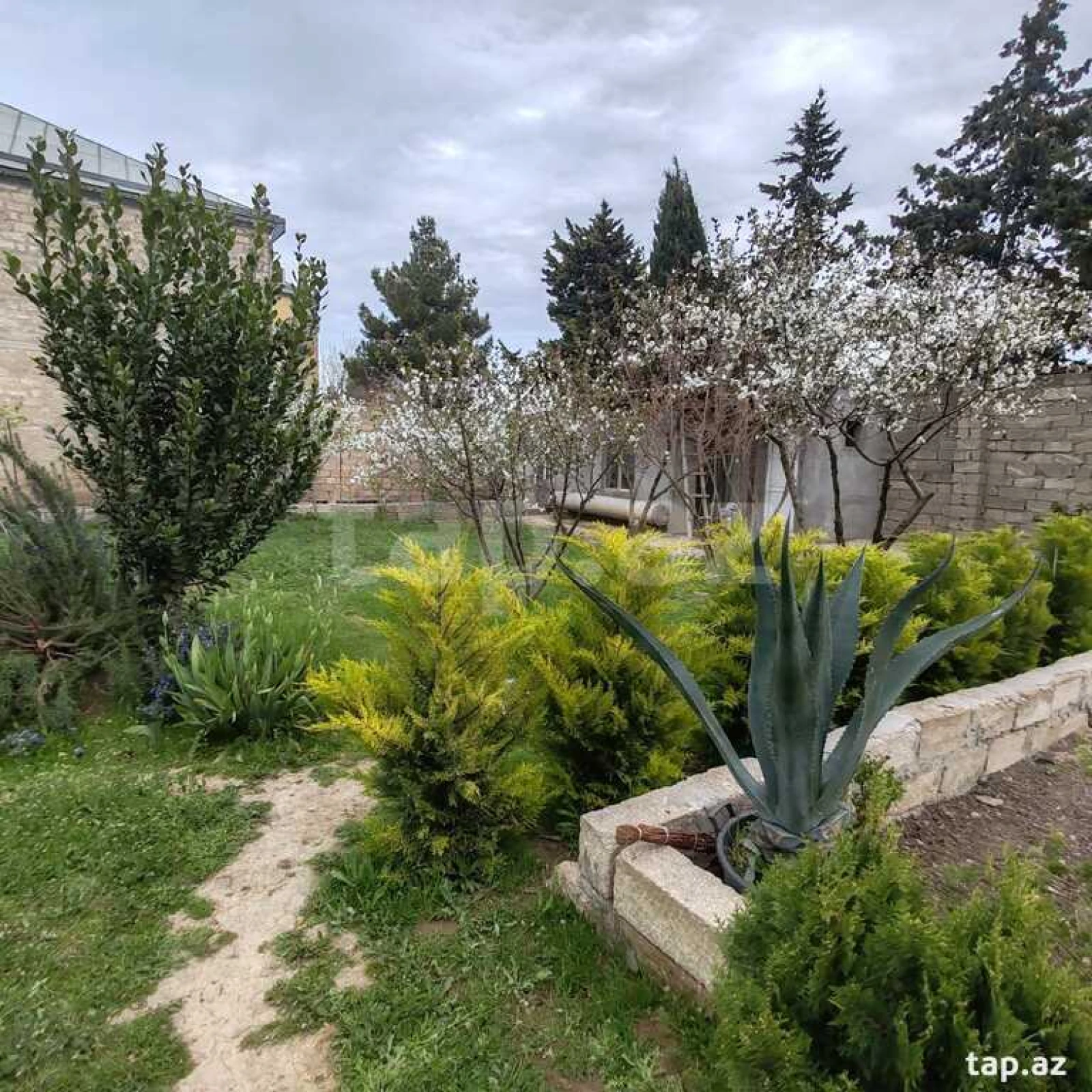 Satılır 4 otaqlı həyət evi 300 m²