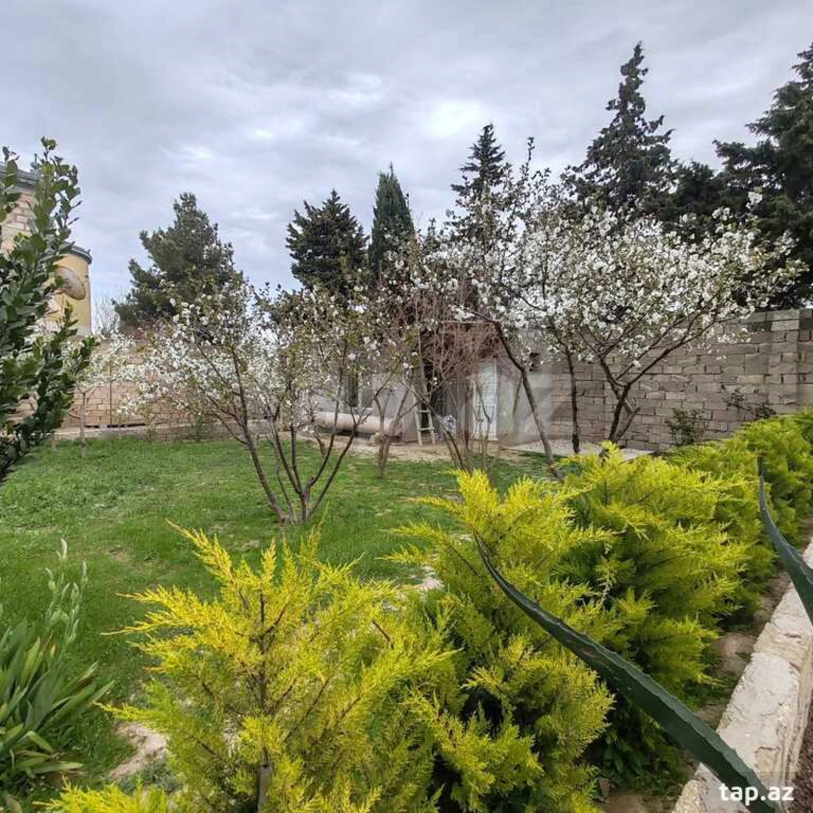 Satılır 4 otaqlı həyət evi 300 m²