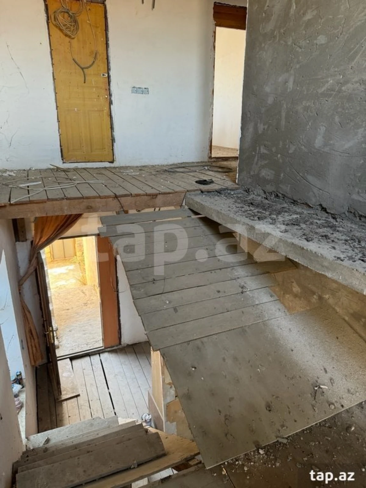 Satılır 8 otaqlı həyət evi