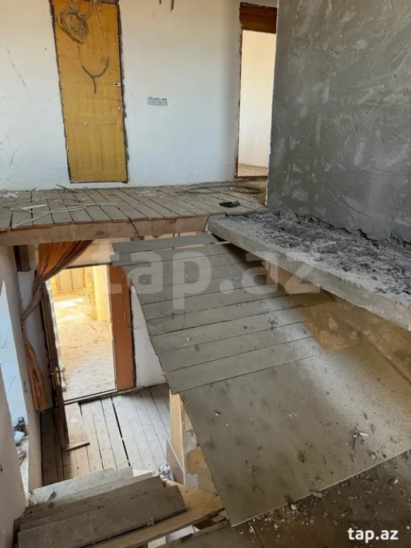 Satılır 8 otaqlı həyət evi