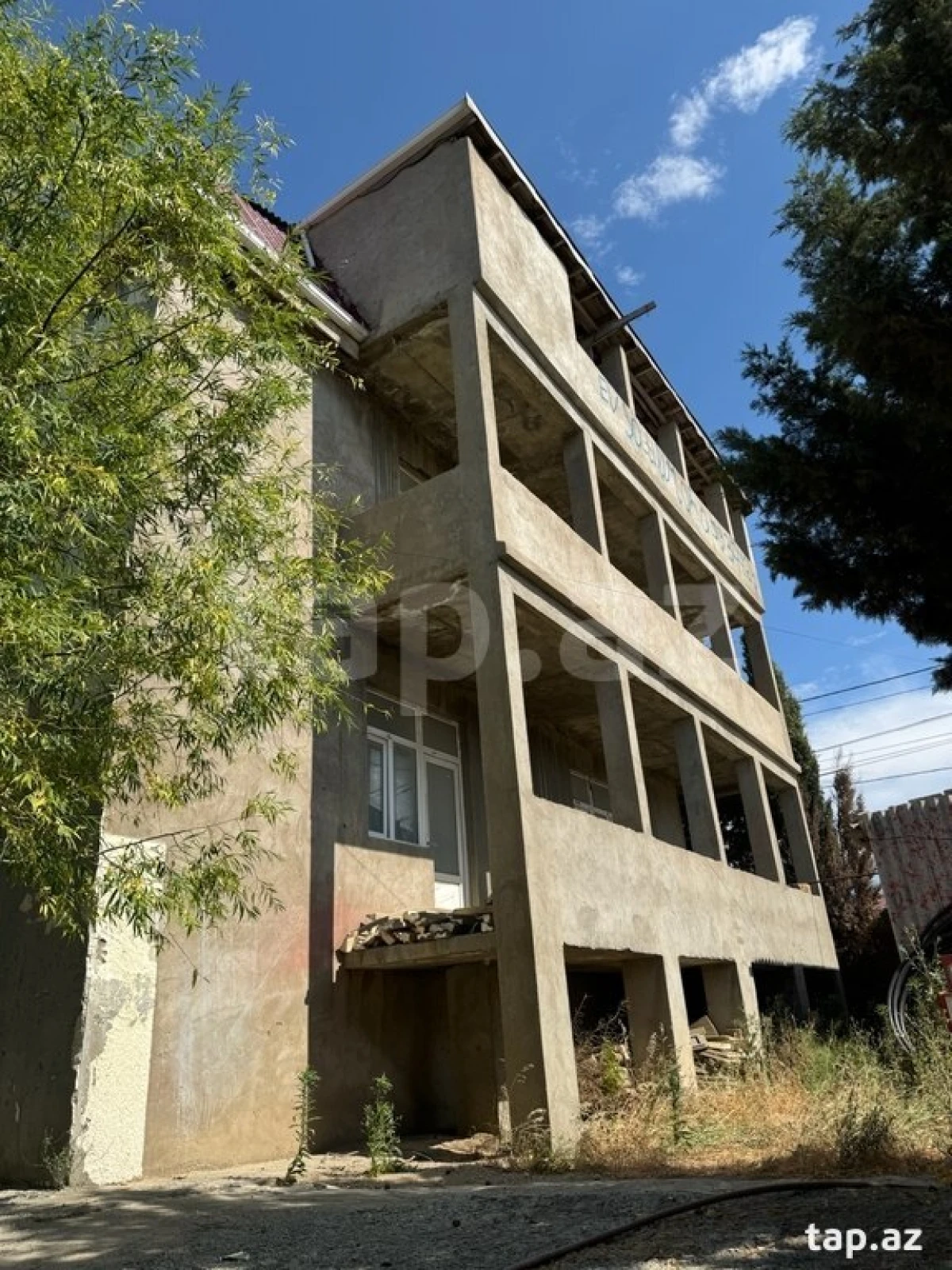 Satılır 8 otaqlı həyət evi