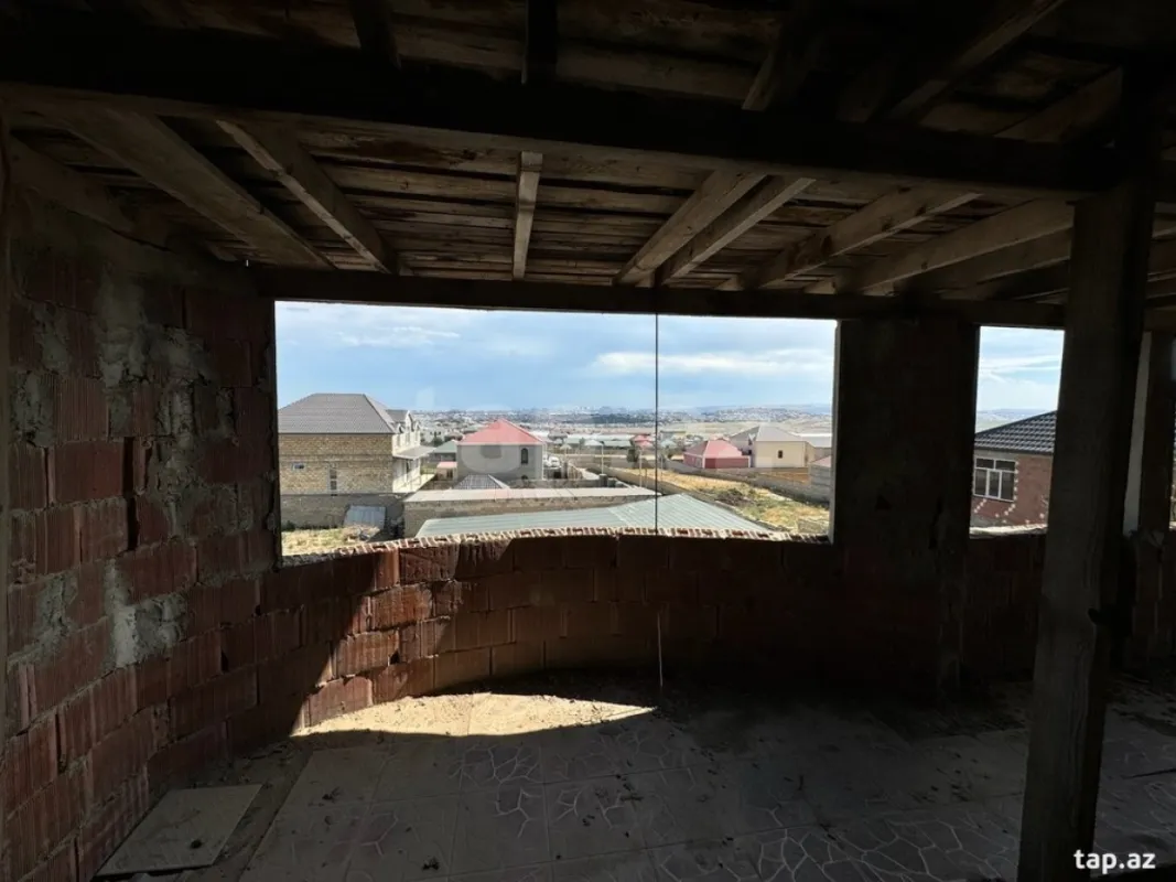 Satılır 8 otaqlı həyət evi