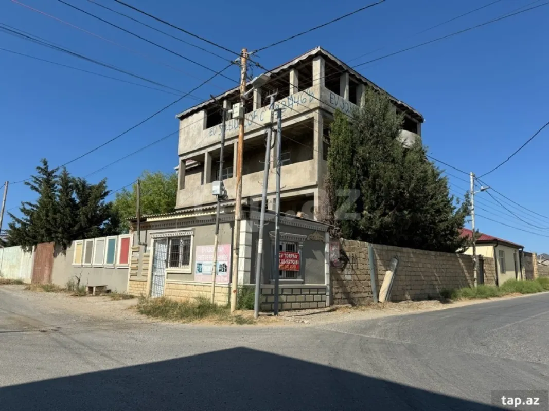 Satılır 8 otaqlı həyət evi