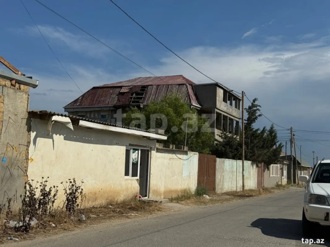 Satılır 8 otaqlı həyət evi