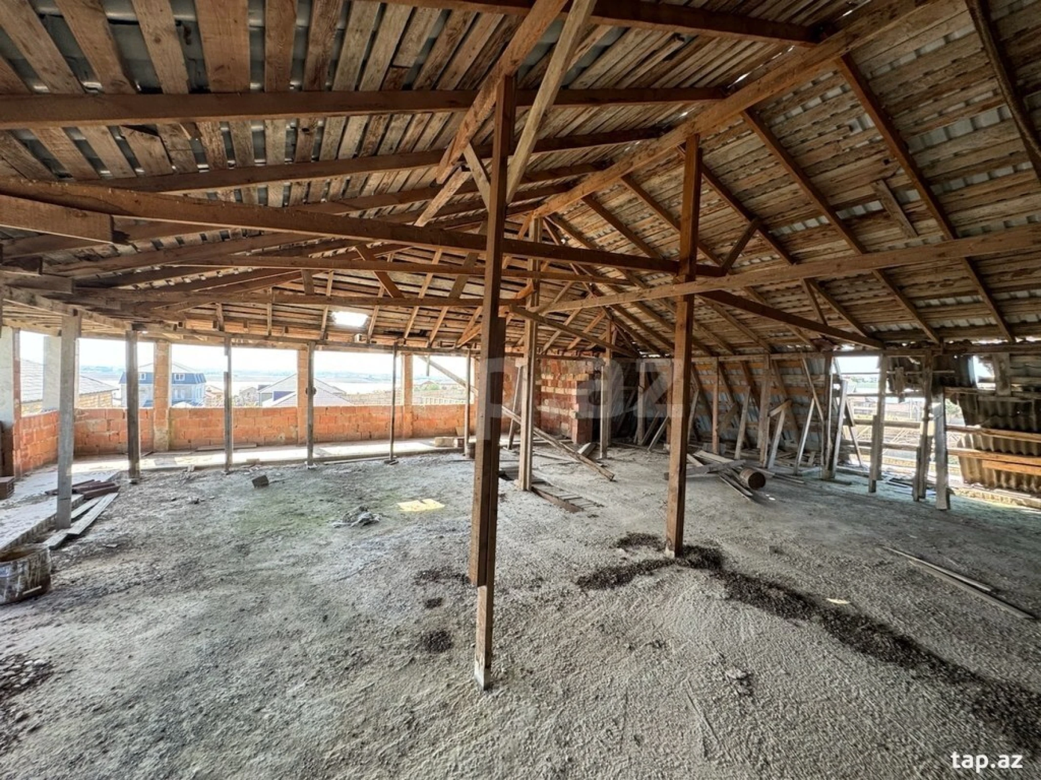 Satılır 8 otaqlı həyət evi