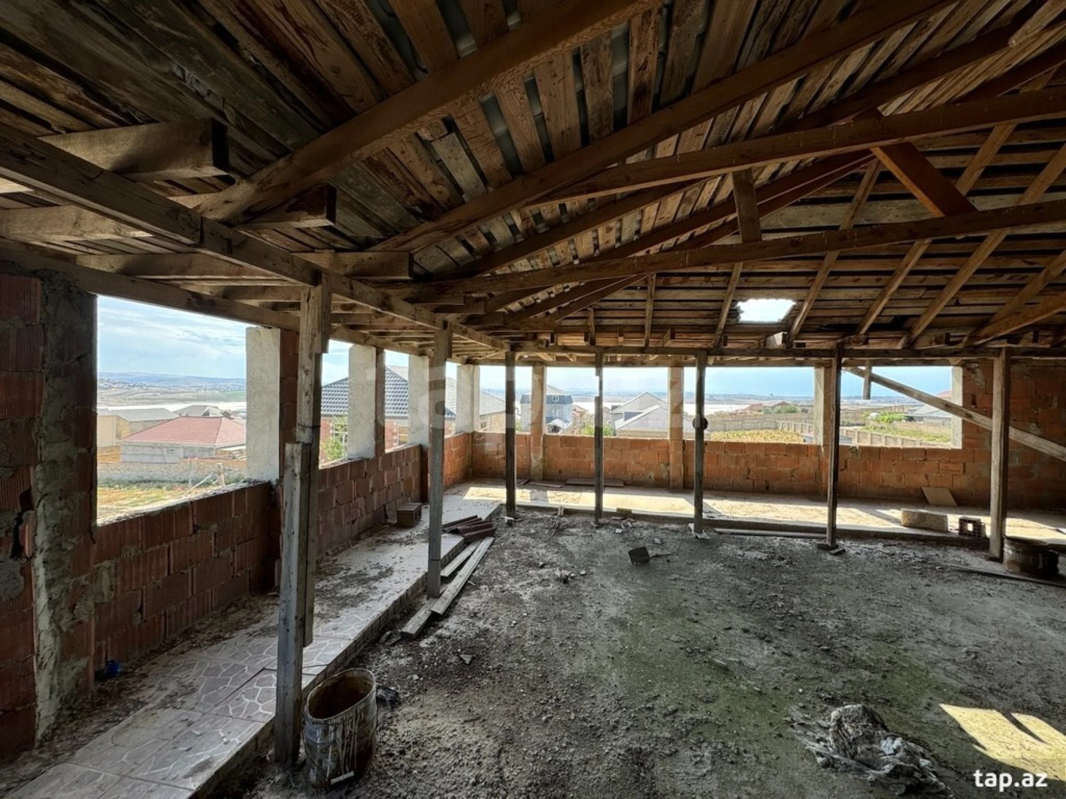 Satılır 8 otaqlı həyət evi