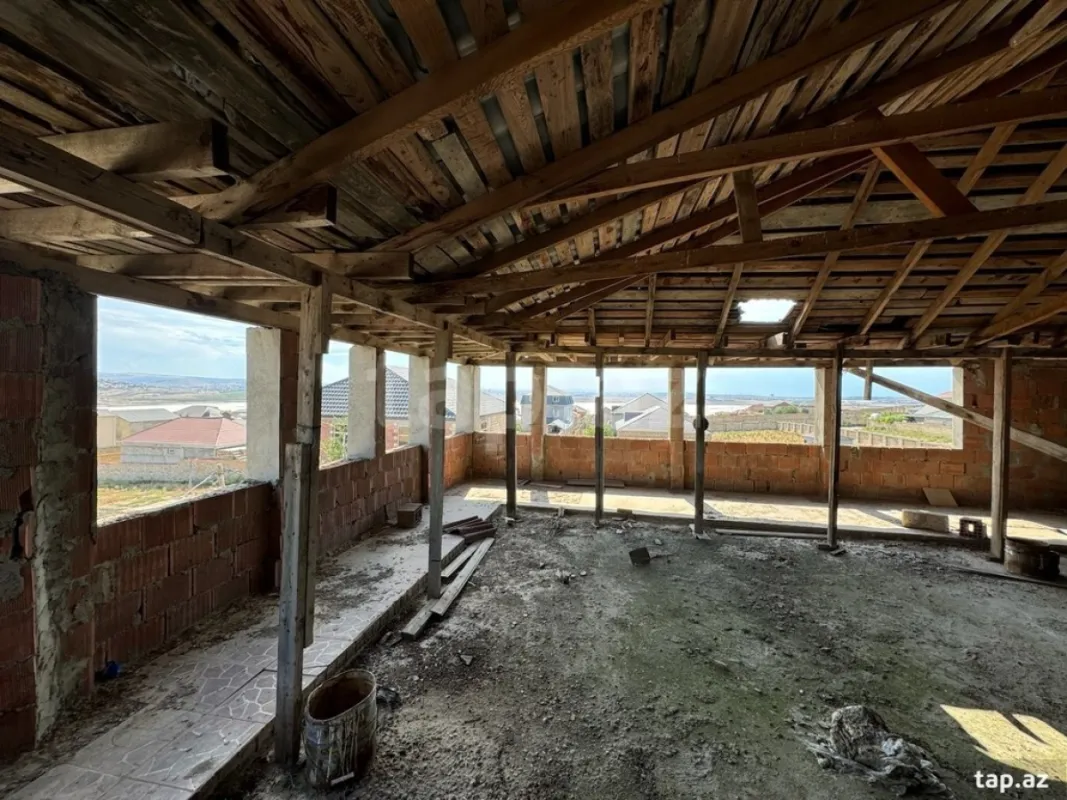 Satılır 8 otaqlı həyət evi