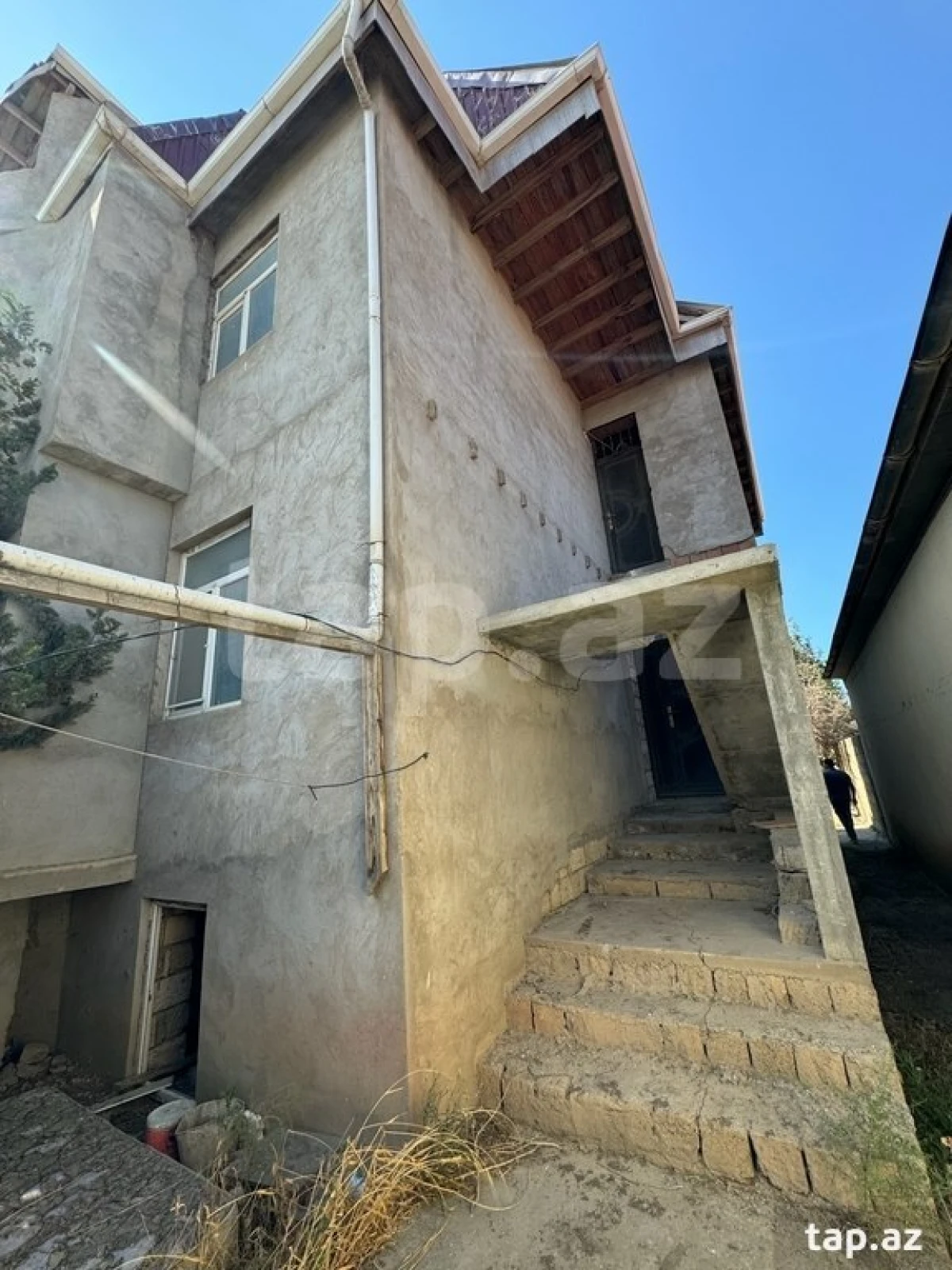 Satılır 8 otaqlı həyət evi