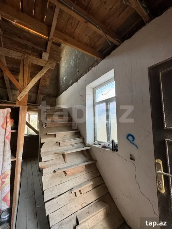 Satılır 8 otaqlı həyət evi