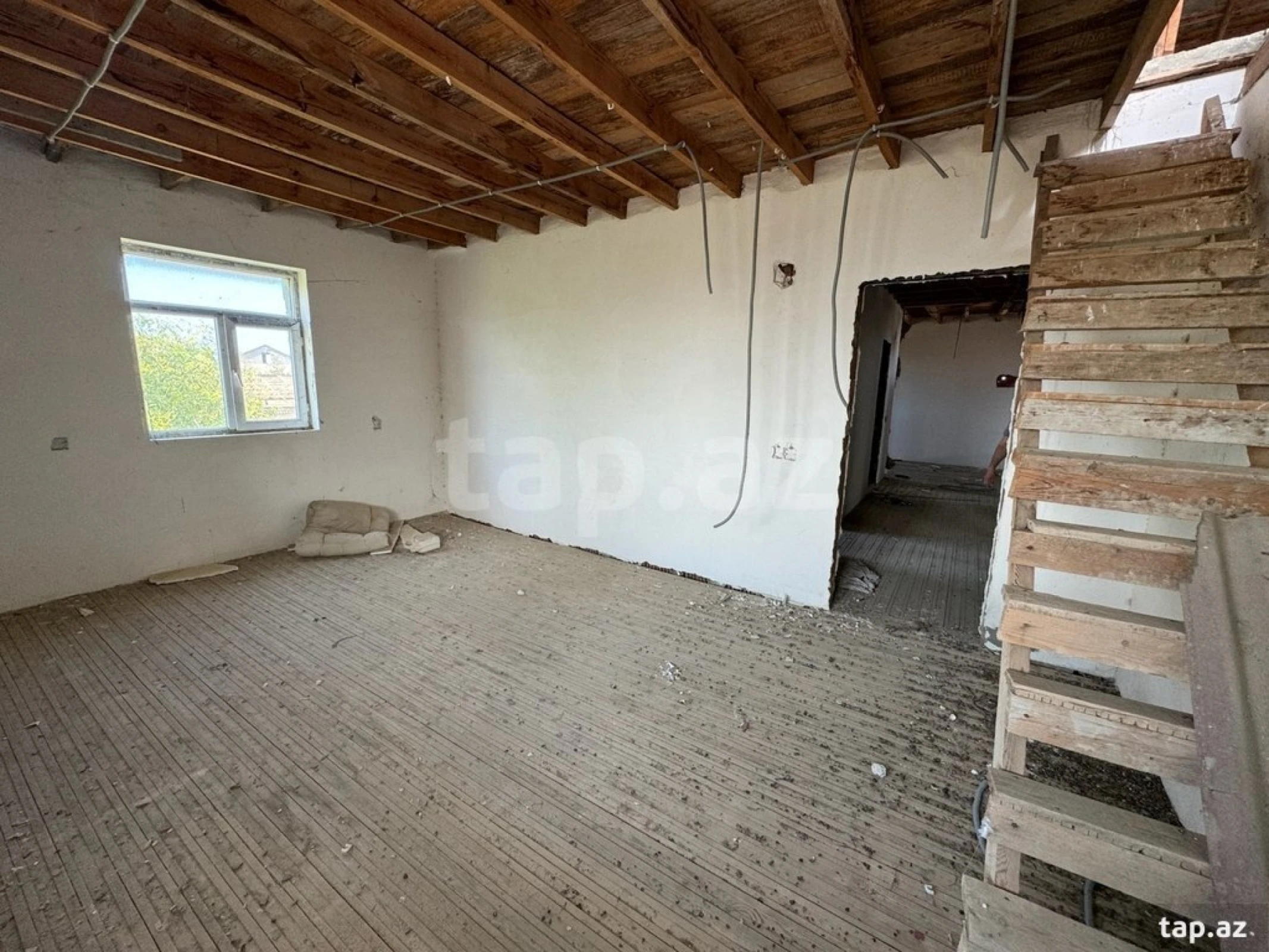 Satılır 8 otaqlı həyət evi