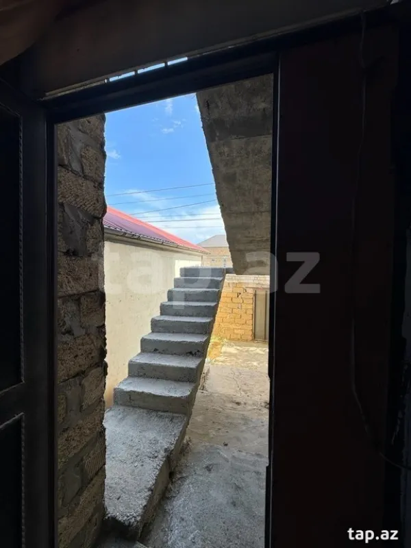 Satılır 8 otaqlı həyət evi