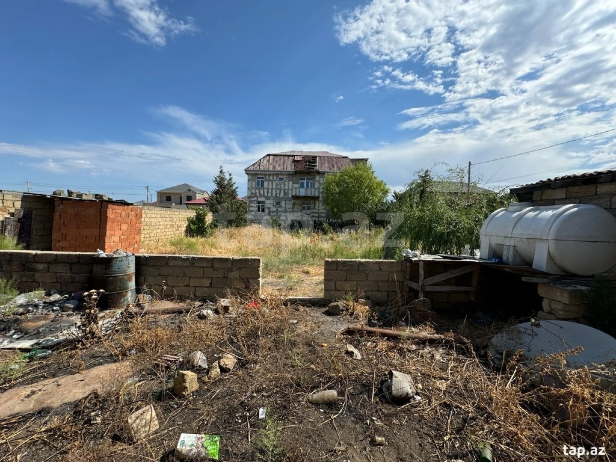 Satılır 8 otaqlı həyət evi