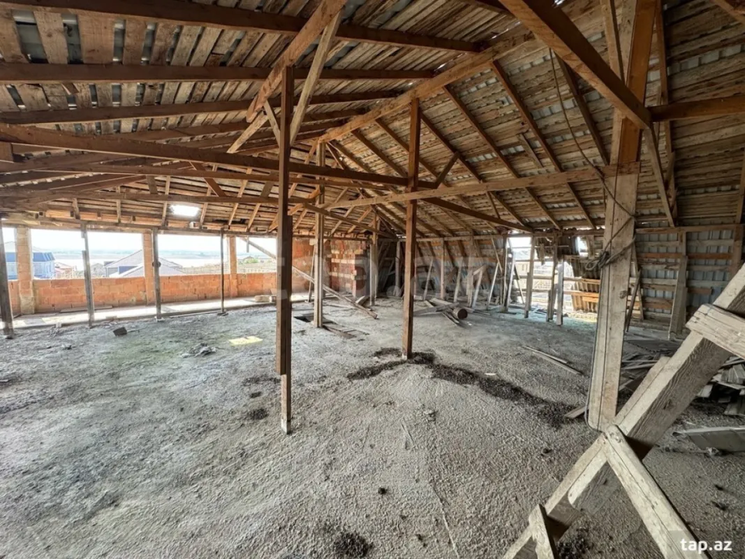 Satılır 8 otaqlı həyət evi