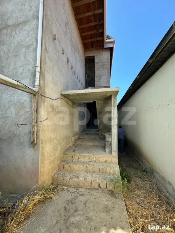 Satılır 8 otaqlı həyət evi