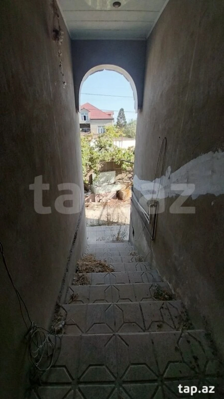 Satılır 10 otaqlı həyət evi