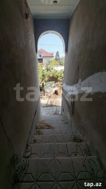 Satılır 10 otaqlı həyət evi