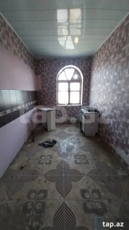 Satılır 10 otaqlı həyət evi