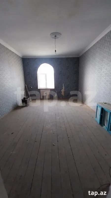 Satılır 10 otaqlı həyət evi