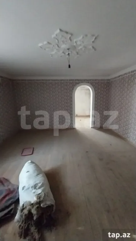 Satılır 10 otaqlı həyət evi