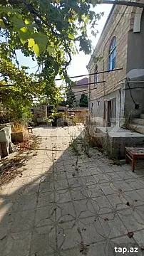 Satılır 10 otaqlı həyət evi