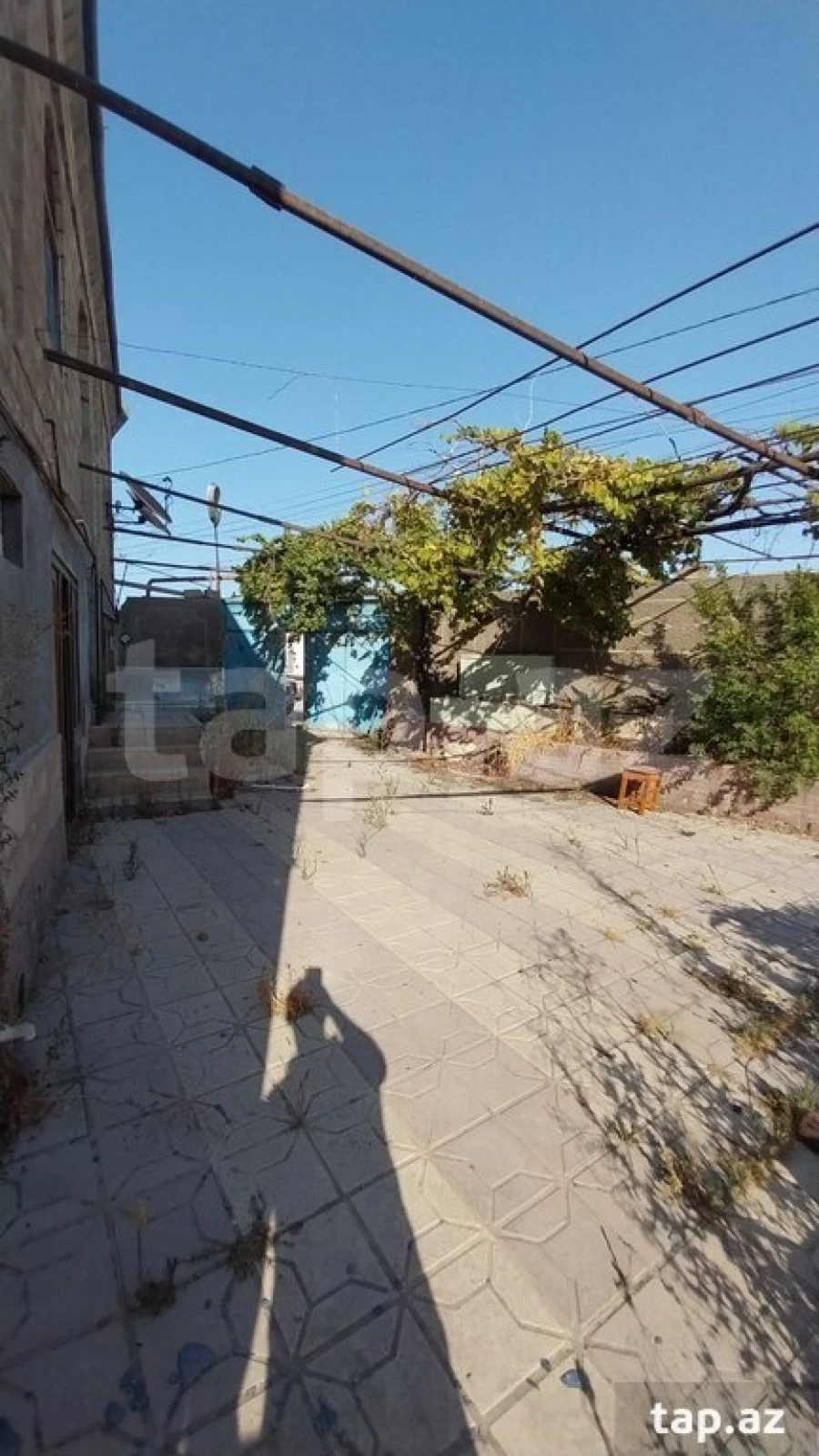 Satılır 10 otaqlı həyət evi